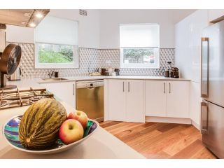 Art Deco 2-Bed Close to City and Harbour Apartment, Sydney - 1
