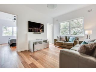 Art Deco 2-Bed Close to City and Harbour Apartment, Sydney - 2