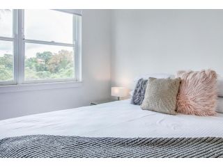 Art Deco 2-Bed Close to City and Harbour Apartment, Sydney - 3