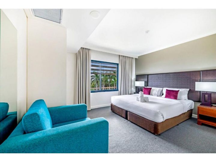 Resort Living with Pool in Corner Oceanview Suite Apartment, Darwin - imaginea 3