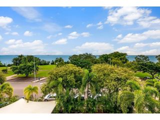 Resort Living with Pool in Corner Oceanview Suite Apartment, Darwin - 1