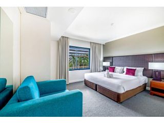 Resort Living with Pool in Corner Oceanview Suite Apartment, Darwin - 3