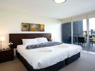 Resort Style Apartment in Hope Island Apartment, Gold Coast - 1