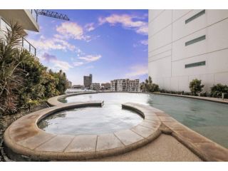 Resort Style Suite Moments to Waterfront Precinct Apartment, Darwin - 2