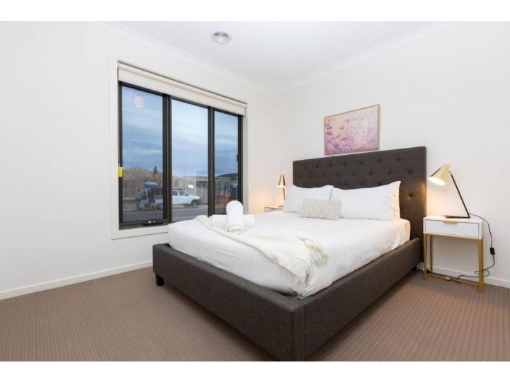 ResortStyle 4BR House with parking Guest house, Werribee - imaginea 15
