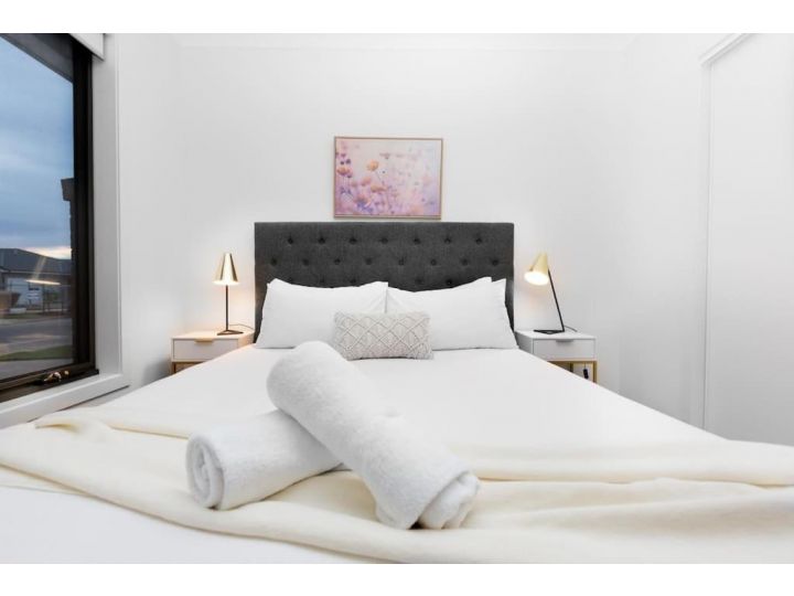 ResortStyle 4BR House with parking Guest house, Werribee - imaginea 18
