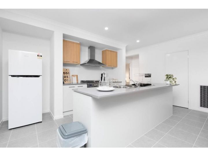 ResortStyle 4BR House with parking Guest house, Werribee - imaginea 7