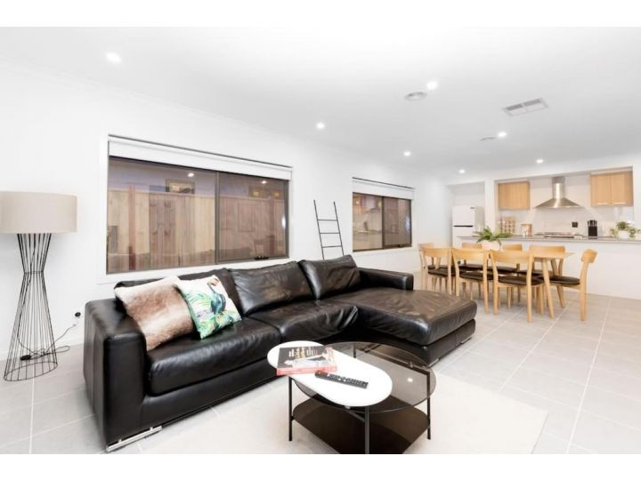 ResortStyle 4BR House with parking Guest house, Werribee - imaginea 4