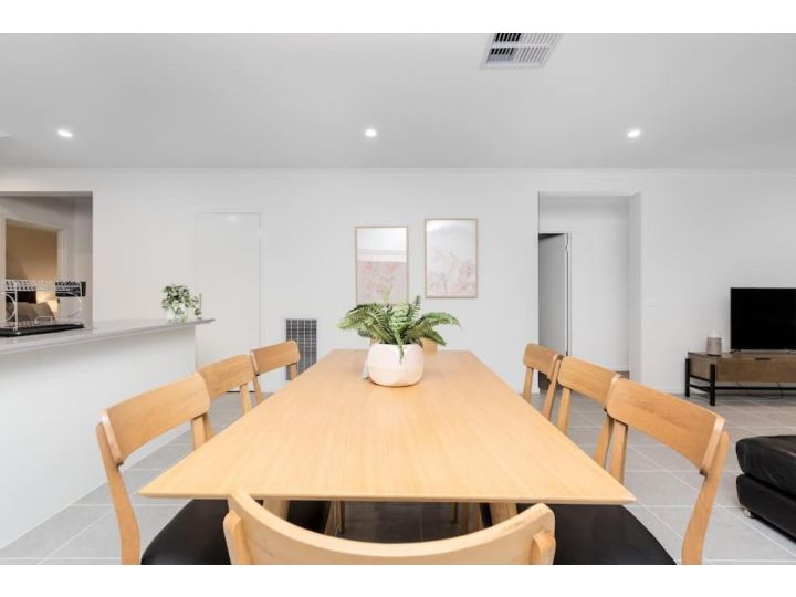 ResortStyle 4BR House with parking Guest house, Werribee - imaginea 8