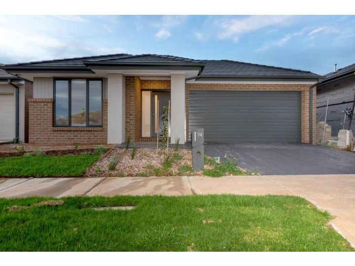 ResortStyle 4BR House with parking Guest house, Werribee - imaginea 1