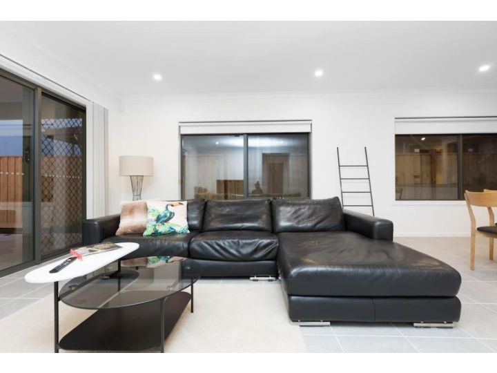 ResortStyle 4BR House with parking Guest house, Werribee - imaginea 6