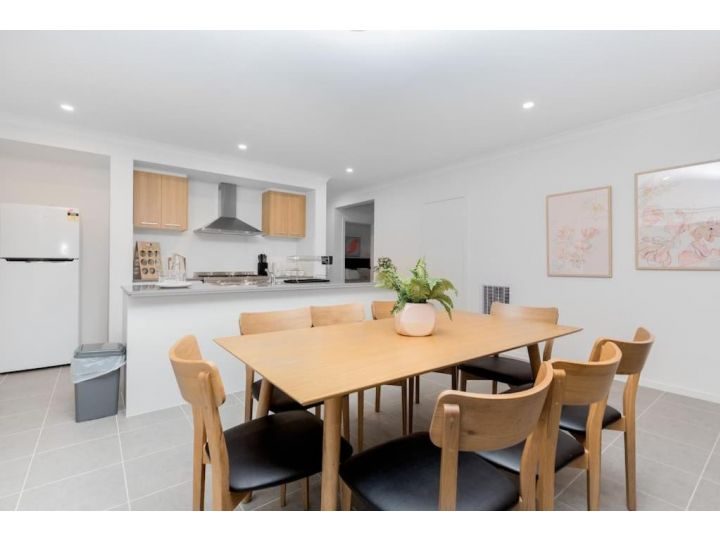 ResortStyle 4BR House with parking Guest house, Werribee - imaginea 5