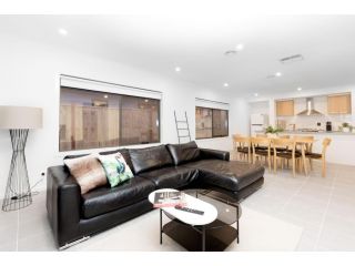 ResortStyle 4BR House with parking Guest house, Werribee - 4