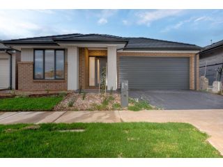 ResortStyle 4BR House with parking Guest house, Werribee - 1