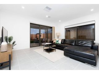 ResortStyle 4BR House with parking Guest house, Werribee - 3