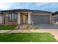 ResortStyle 4BR House with parking Guest house, Werribee - thumb 1
