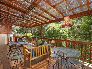 Lovely Beachside Hideaway with Spacious Patio Guest house, Bateau Bay - 1