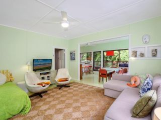 Lovely Beachside Hideaway with Spacious Patio Guest house, Bateau Bay - 2