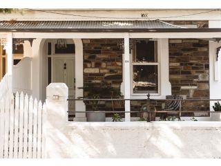 Holly Day's - 1910 cottage - right by the beach Guest house, Glenelg - 3