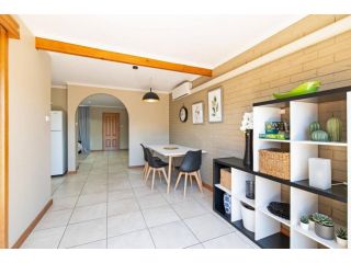 RIC001 Lovely, cosy, 3-bedroom unit with parking and WiFi Apartment, South Australia - 1