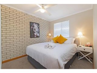 RIC001 Lovely, cosy, 3-bedroom unit with parking and WiFi Apartment, South Australia - 3