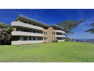 Right on the sands at Little Beach and walk to the heart of Nelson Bay Apartment, Nelson Bay - 2