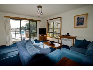 Risby Cove Hotel, Strahan - 3