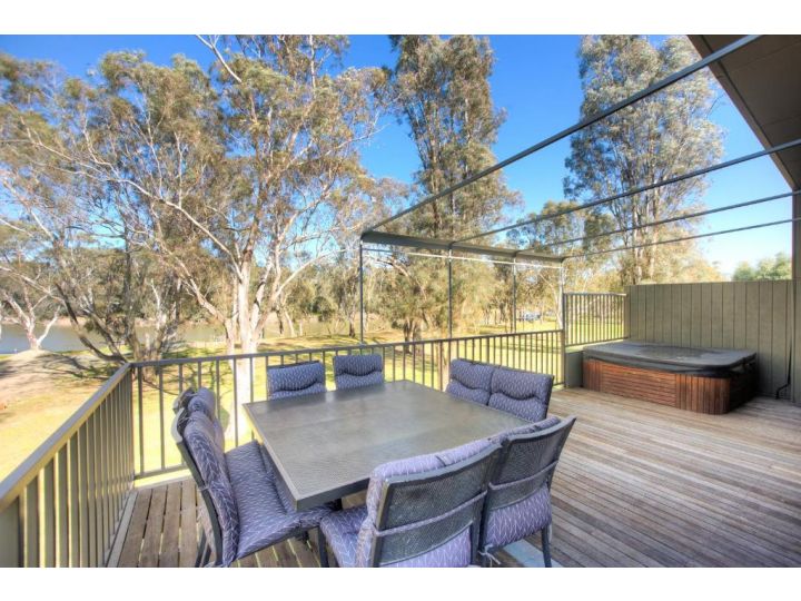 River Chillin - Waterfront Holiday Home - Echuca Holiday Homes Guest house, Moama - imaginea 6