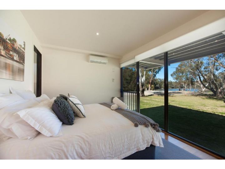 River Chillin - Waterfront Holiday Home - Echuca Holiday Homes Guest house, Moama - imaginea 4
