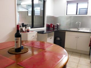 Riverbend Cottage Cabin - Motel Style Guest house, Nambour - 5
