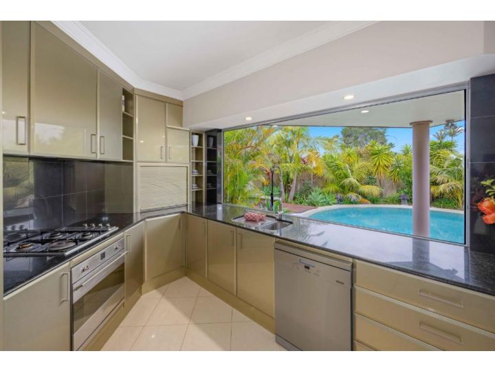 Riverside Breeze - luxury family retreat with pool Guest house, Port Macquarie - imaginea 12