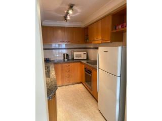 RIVERSIDE CITY VIEW PARKING NETFLIX WIFI WINE FREE Apartment, Perth - 3