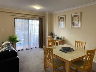 RIVERSIDE CITY VIEW PARKING NETFLIX WIFI WINE FREE Apartment, Perth - 5