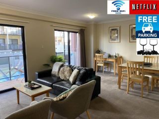RIVERSIDE CITY VIEW PARKING NETFLIX WIFI WINE FREE Apartment, Perth - 2