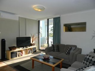 Riverside 2 bedroom with South Perth Peninsula Views Apartment, Perth - 5