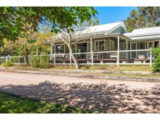 Rock Davis Luxury Beachouse - 100mtrs to Beach Guest house, New South Wales - 3