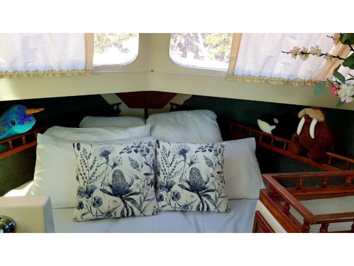 Romantic and Comfy Boat Stay Boat, Woy Woy - imaginea 1