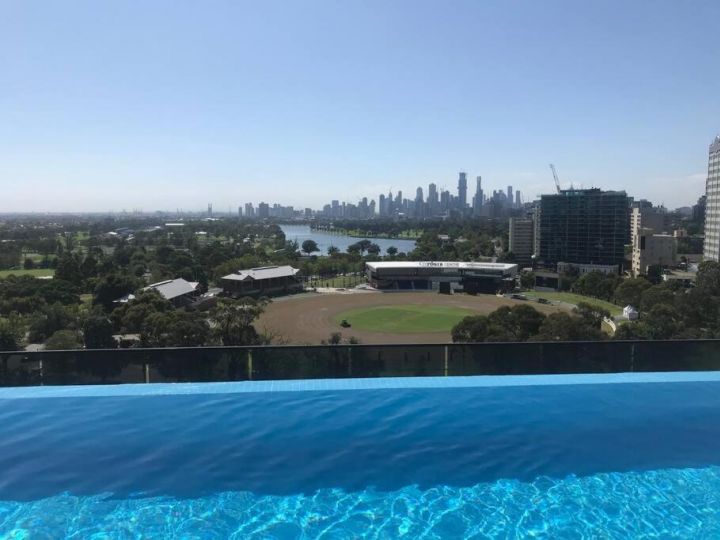 Rooftop infinity pool - St Kilda luxury Apartment, Australia - imaginea 14