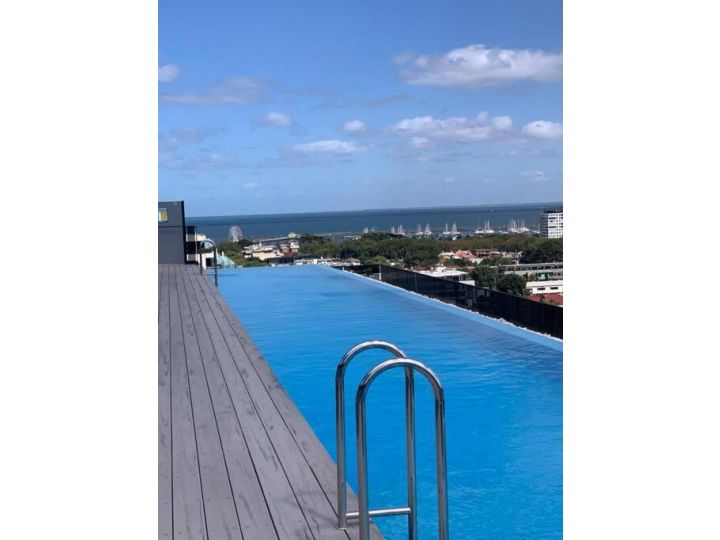 Rooftop infinity pool - St Kilda luxury Apartment, Australia - imaginea 7