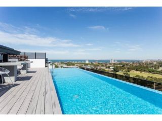 Rooftop infinity pool - St Kilda luxury Apartment, Australia - 2