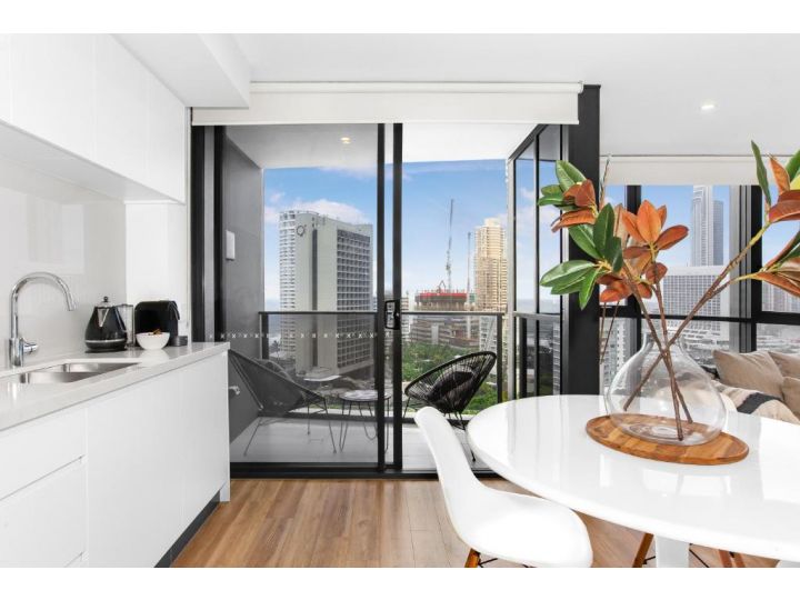 Roomy Apartment with Balcony, Parking, Ocean Views Apartment, Gold Coast - imaginea 8