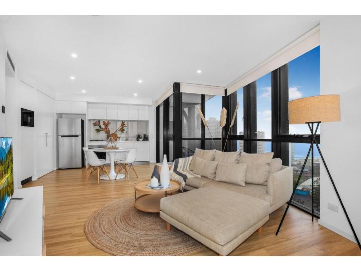 Roomy Apartment with Balcony, Parking, Ocean Views Apartment, Gold Coast - imaginea 2
