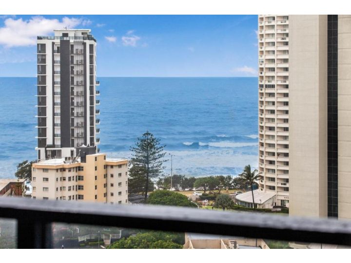 Roomy Apartment with Balcony, Parking, Ocean Views Apartment, Gold Coast - imaginea 11