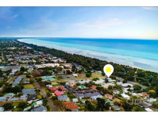 Rosebud Beachhouse Across from Beach Guest house, Rosebud - 2