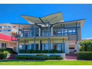 Sails on the Beachfront - Exclusive Seaside Home Guest house, Anna Bay - 1