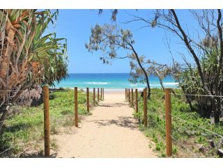 Saleng 51 - Three Bedroom Beach Pad - Only 200 metres to Beach Access! Guest house, Buddina - 2