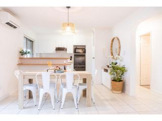 Spacious Family Friendly 3 Bedroom - 2-Minute Walk To Patrolled Kings Beach, Fountains and Playgrounds Apartment, Caloundra - 3
