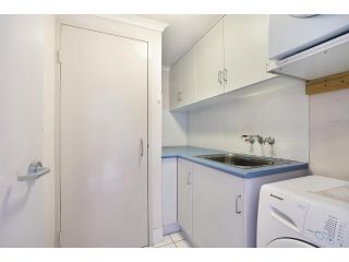 Newcastle Short Stay Accommodation - Sandbar Newcastle Beach Apartment, Newcastle - 1