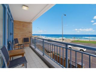 Newcastle Short Stay Accommodation - Sandbar Newcastle Beach Apartment, Newcastle - 2