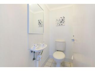 Newcastle Short Stay Accommodation - Sandbar Newcastle Beach Apartment, Newcastle - 5